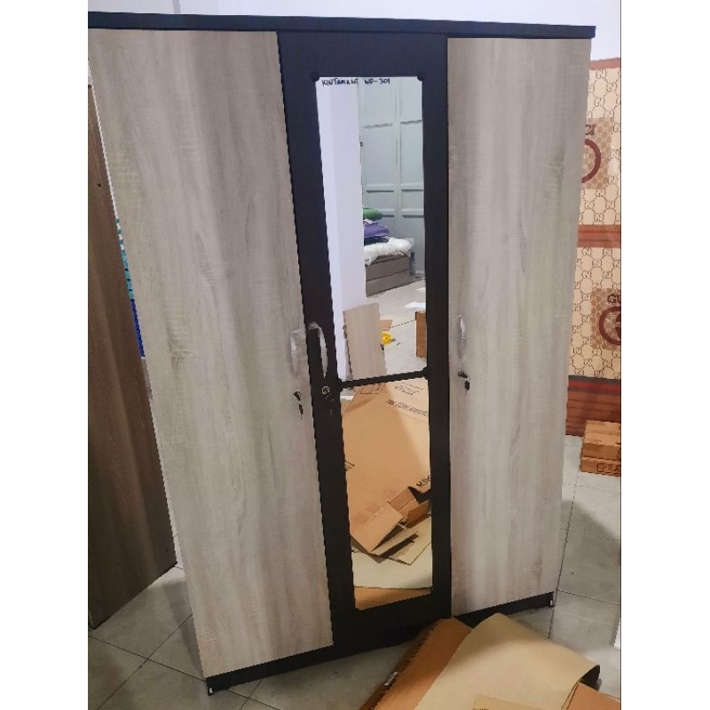 Lemari Pakaian 3 Pintu KINTAMANI WD 301