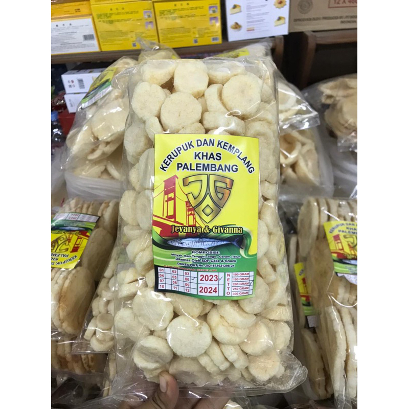 

Kerupuk dan Kemplang bulat kecil Jevanya & Givanna