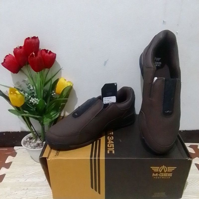SEPATU M-GEE