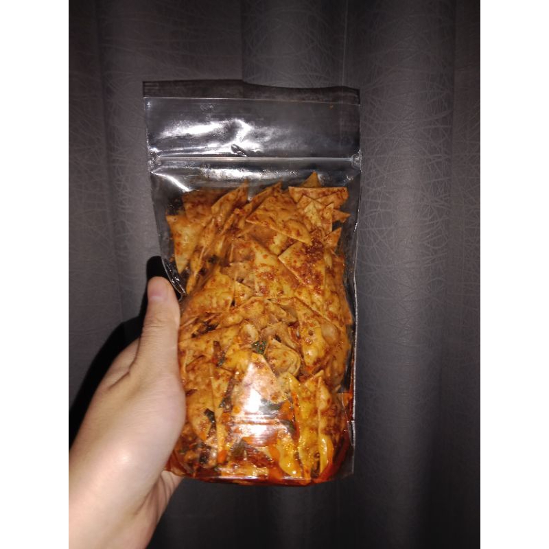 

keripik pangsit pedas gurih / keripik pangsit viral pedas gurih daun jeruk