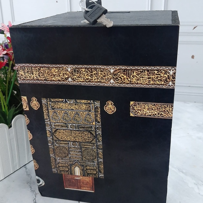 Kotak amal infaq motif kabah celengan miniatur pakai kunci ukuran jumbo besar 20cm x15x cm x15xm