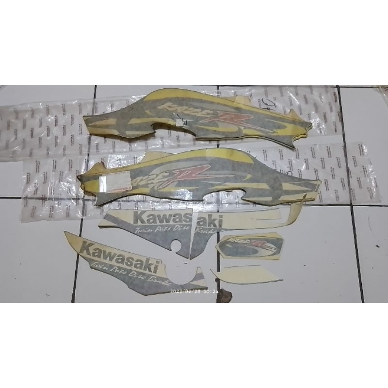 Striping kaze R hitam-silver