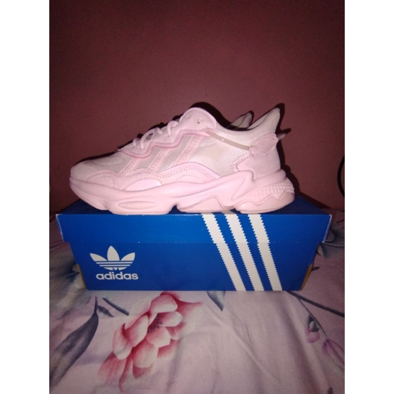 Preloved Sepatu Adidas Wanita Ozweego Pink