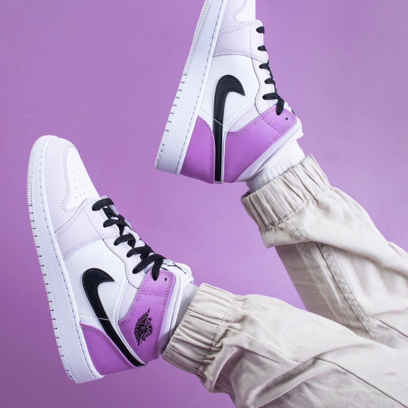 Air Jordan 1 Mid Barely Grape