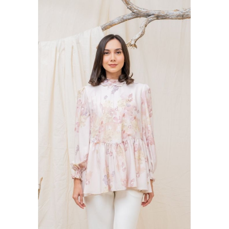 Nara Blouse wearing klamby