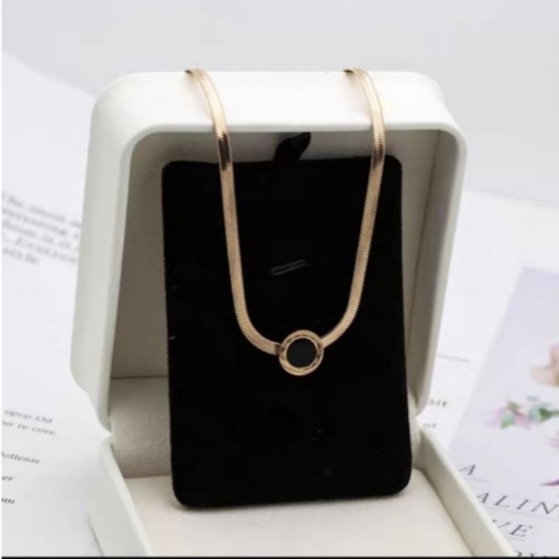 KALUNG TITANIUM PERHIASAN WANITA MODEL GEPENG LIONTIN MUTIARA HITAM
