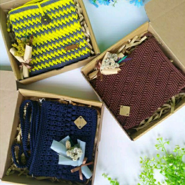 

[TERMURAH] HAMPERS/BOX/KADO/GIFT HIJAB SEGIEMPAT + RAJUT UNTUK WISUDA | WEDDING | ULTAH | ANNIVERSARY DLL