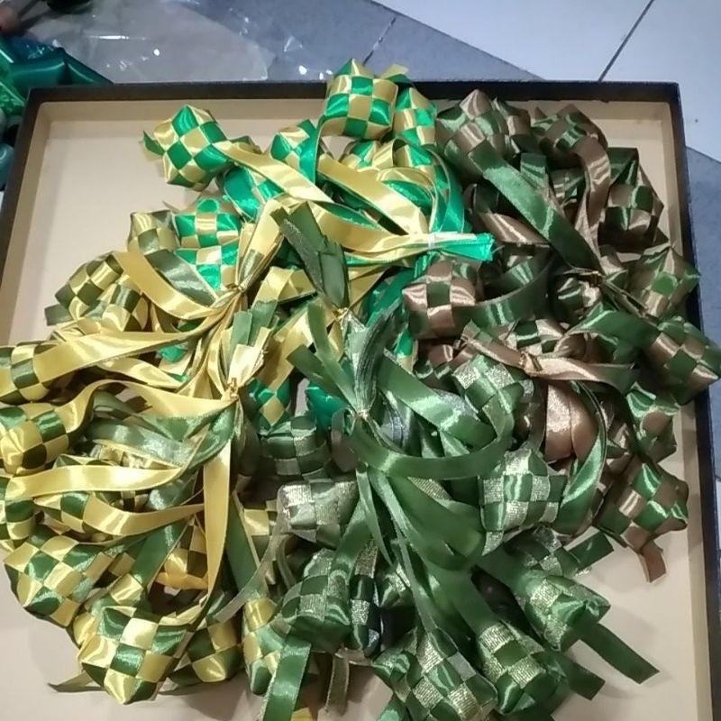 

Pita Ketupat Hiasan Parcel/ Hampers Lebaran 4cm bahan Pita Satin per (10 pcs)