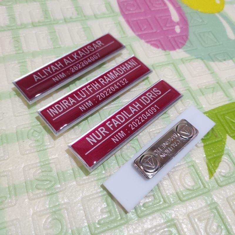 

nametag akrilik / papan nama dada akrilik cembung merah silver