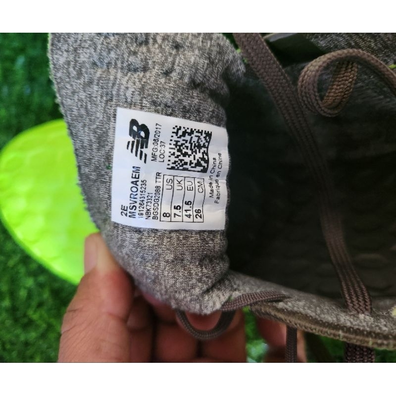 sepatu bola new balance vizaro