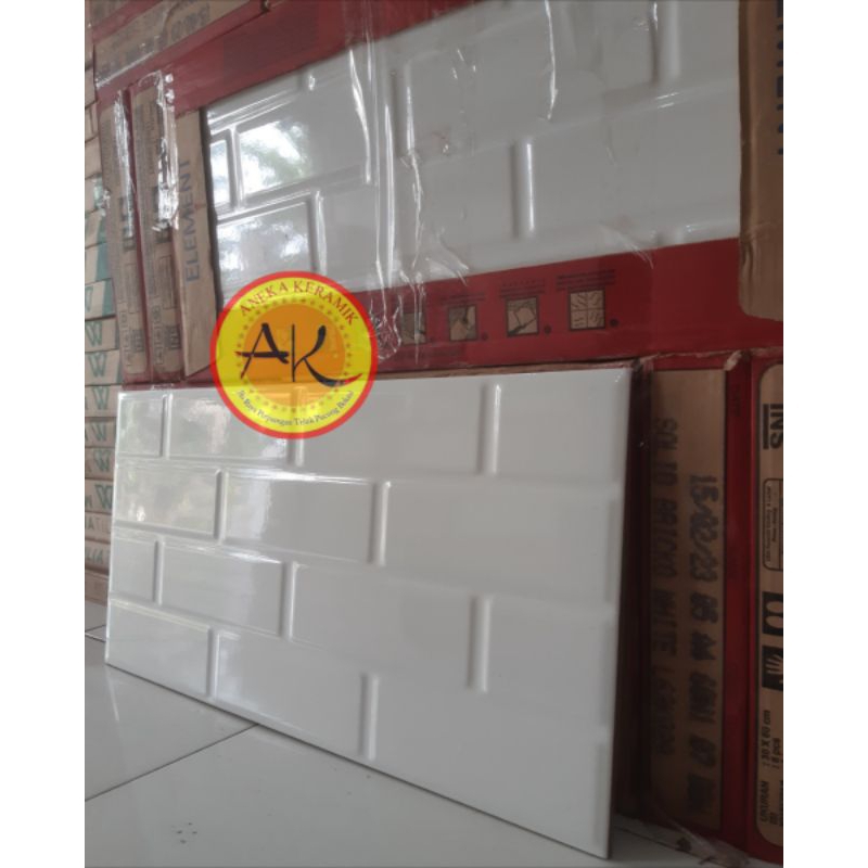 Keramik Dinding Motif Bevel Bata Putih Timbul Glossy 30x60 Bricko White