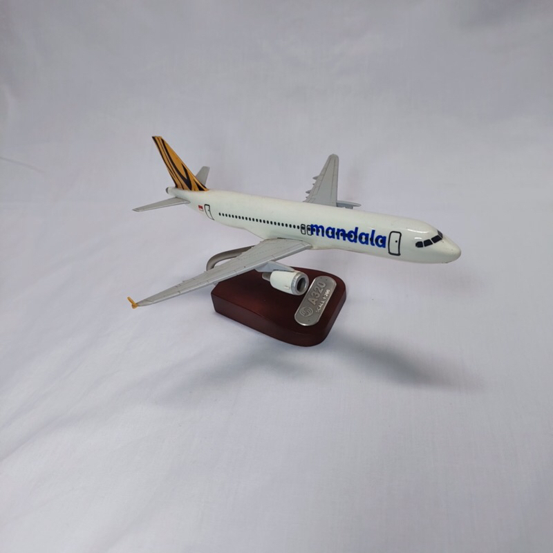 Miniature/model pesawat Mandala air A-320