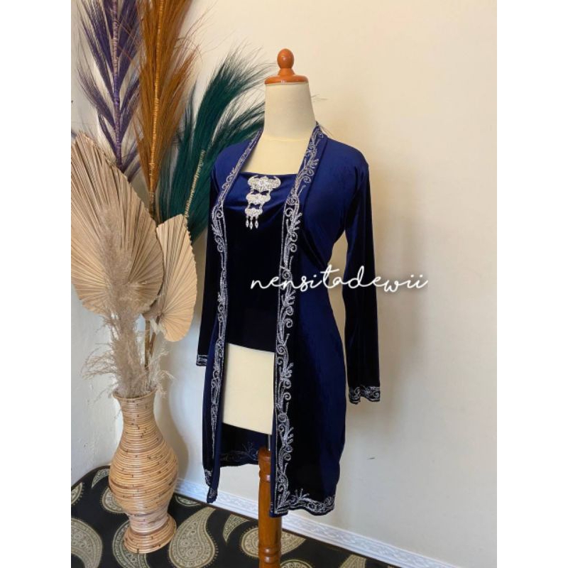 Kebaya Bordir Panjang, Model Kutubaru - Warna Navy (Bordir Silver)