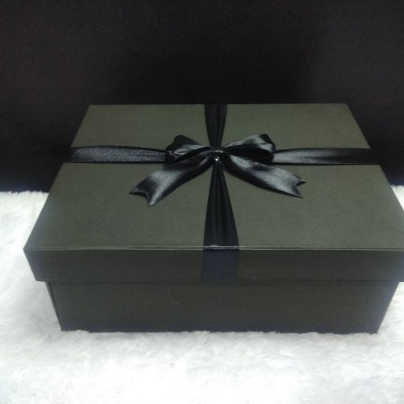 

kotak kado ukuran 37x27x15 cm berpita