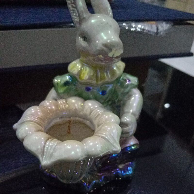 patung tempat lilin kelinci