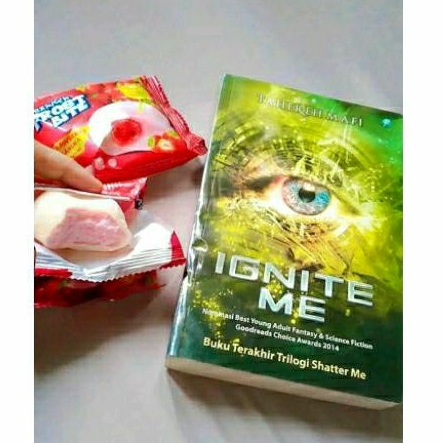 Preloved Novel Trilogi Shatter Me - Unravel Me - Ignite Me by Tahereh Mafi
