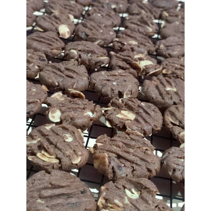 

choco chip almond cookies