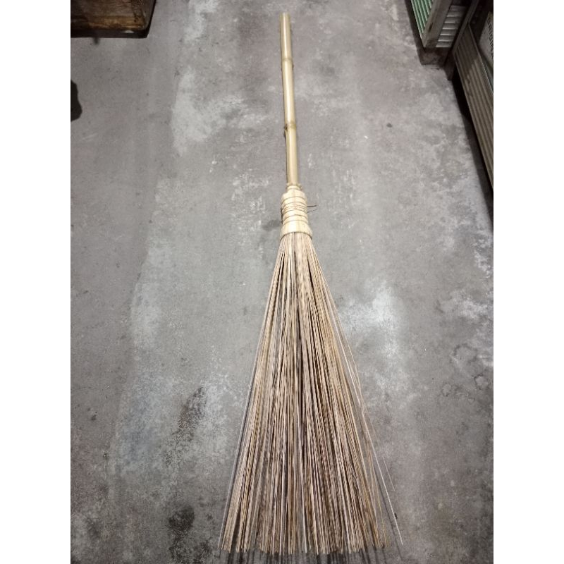sapu halaman/ sapu lidi gagang bambu jumbo/ sapu lidi taman/ sapu bambu/ sapu lidi halaman taman rum