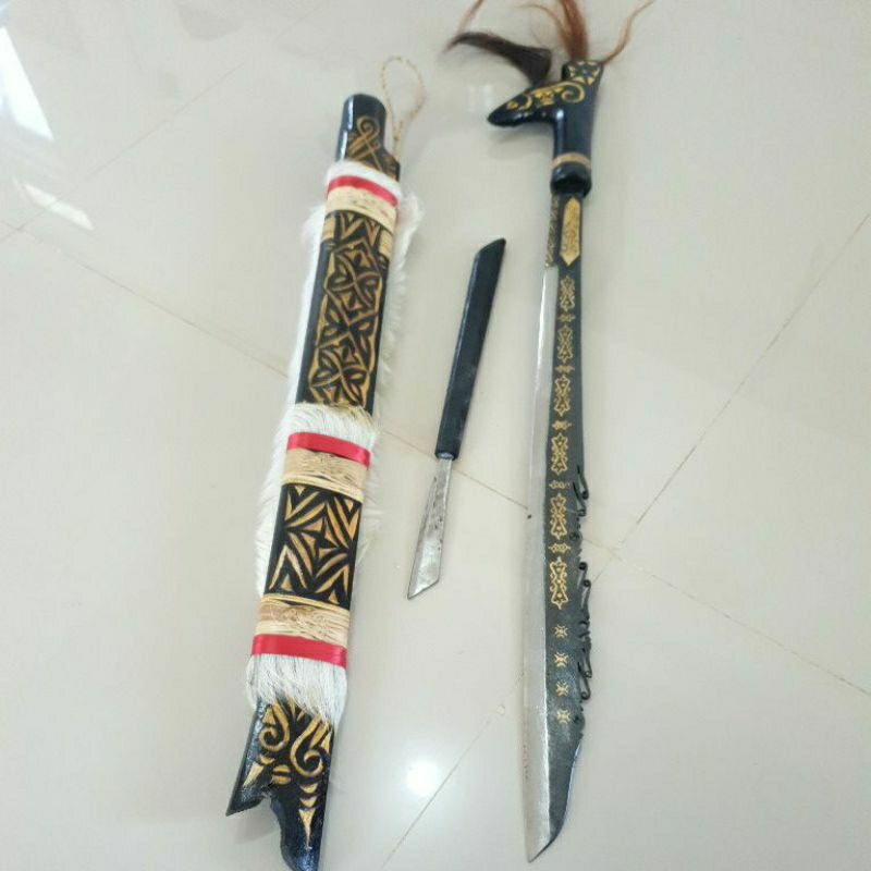 MANDAU  KHAS DAYAK KALIMANTAN.MANDAU HITAM BINTYK PANJANG 80CM.mandau etnik dayak kalimantan.mandau 