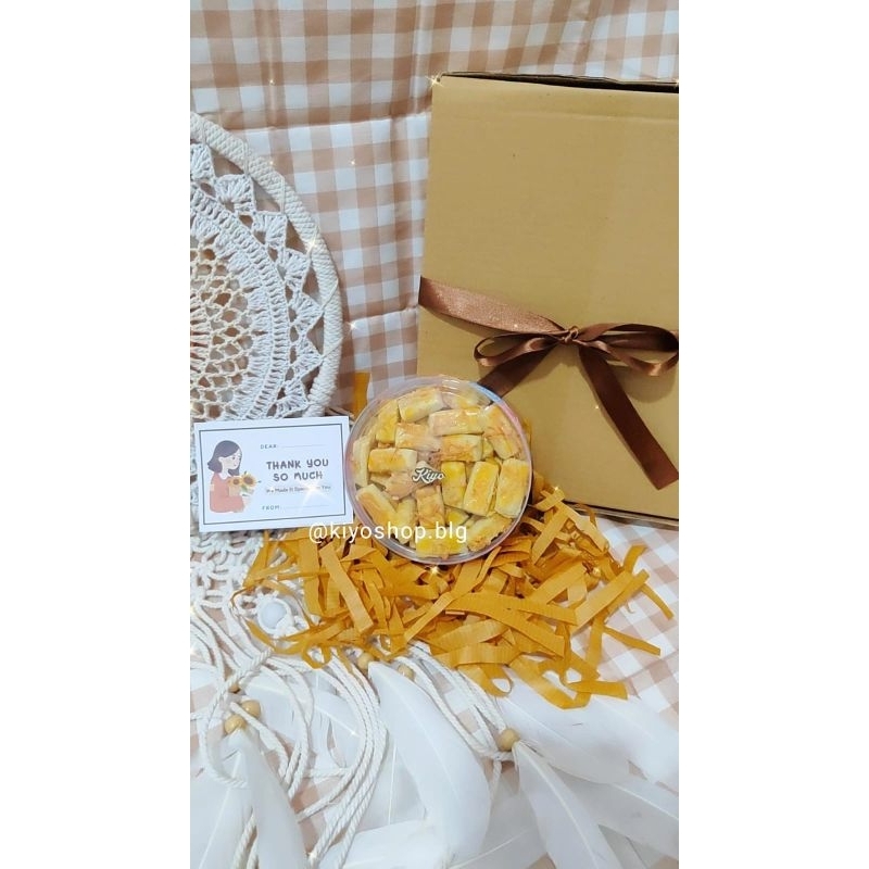

Kue Lebaran, Kue Kering, Kue Kering Lebaran, Kastengel Keju, Nastar, Bunga Purple, dll
