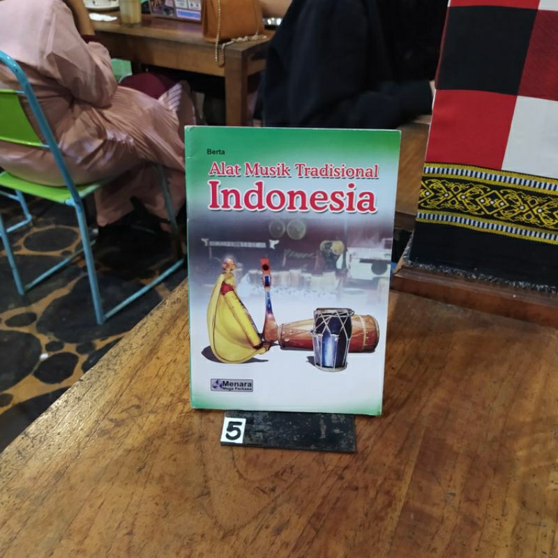 BUKU ALAT MUSIK TRADISIONAL INDONESIA By Berta