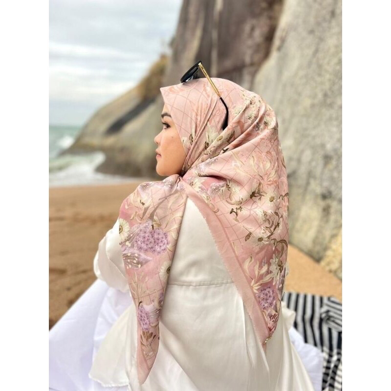 RENKA Dear Woman Series Hijab Segiempat Motif Printing Bahan Voal