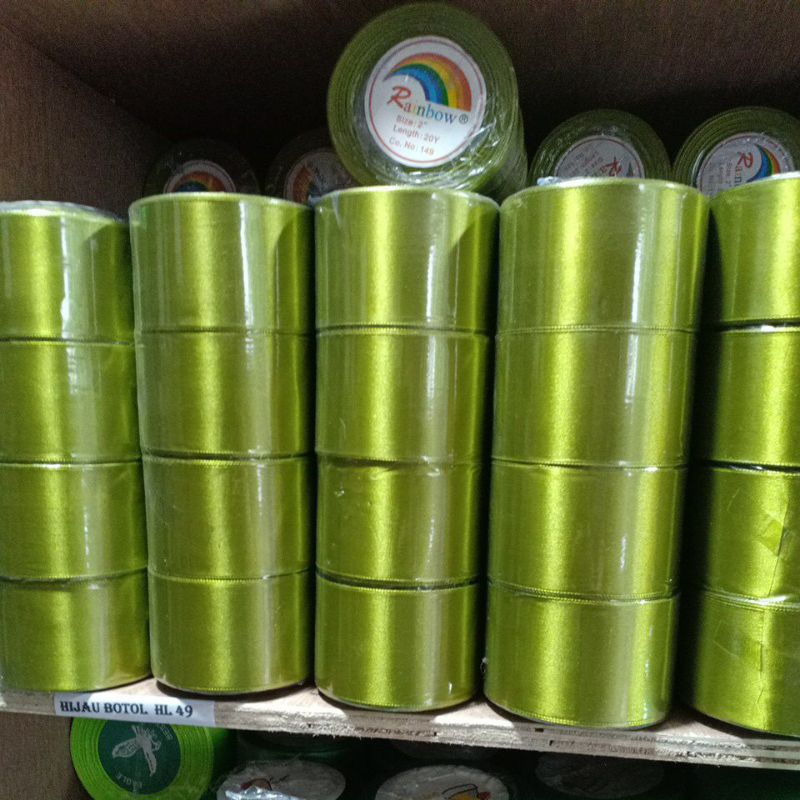 

Pita Satin Warna Hijau Army Muda Ukuran 2 Inch / 5cm Per Roll