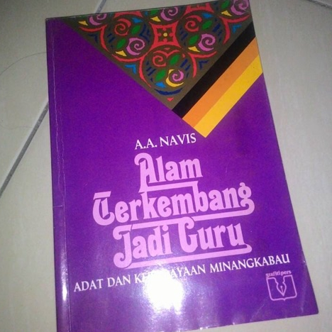 Alam Terkembang Jadi Guru Adat dan Kebudayaan Minangkabau (AA.Navis)