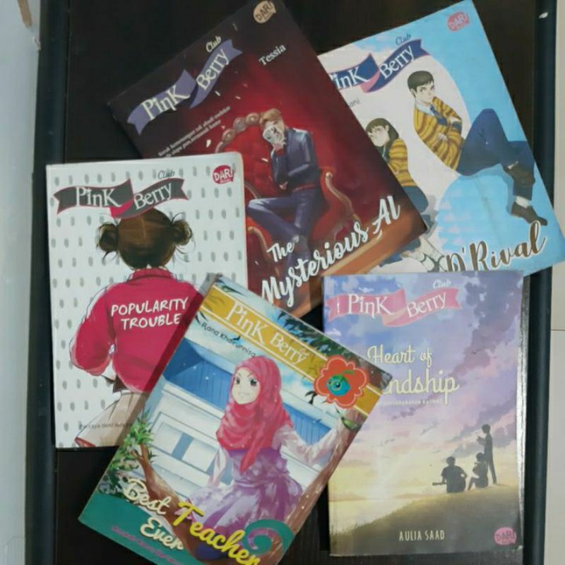 Novel Remaja Pink Berry Club