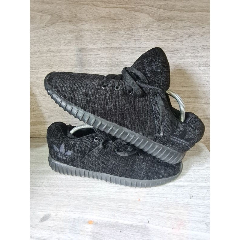 sepatu adidas yeezy