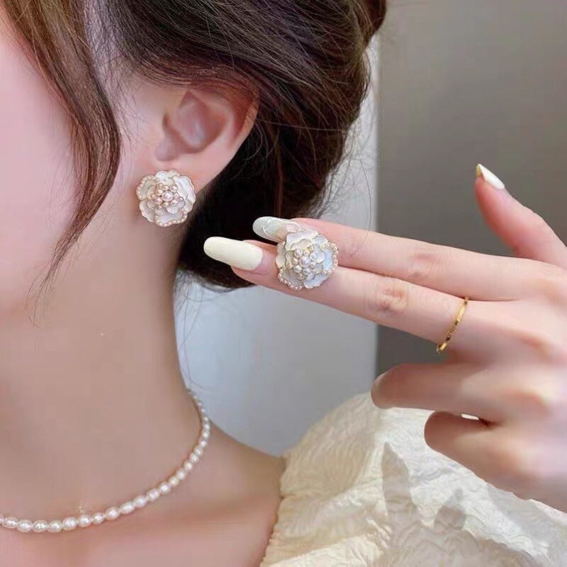 Flowery gold earrings / anting korean