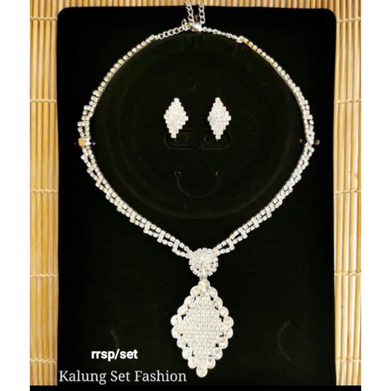 SALE Kalung mewah Fuji Aurel ayu tingting NBC.MEDAN ,cantik best seller,cocok buat nikahan,pesta,ulangtahun kado dll