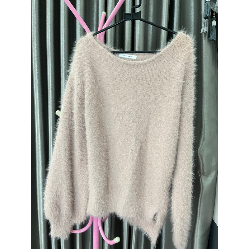 Atasan fuzzy lengan balon baby pink brand
