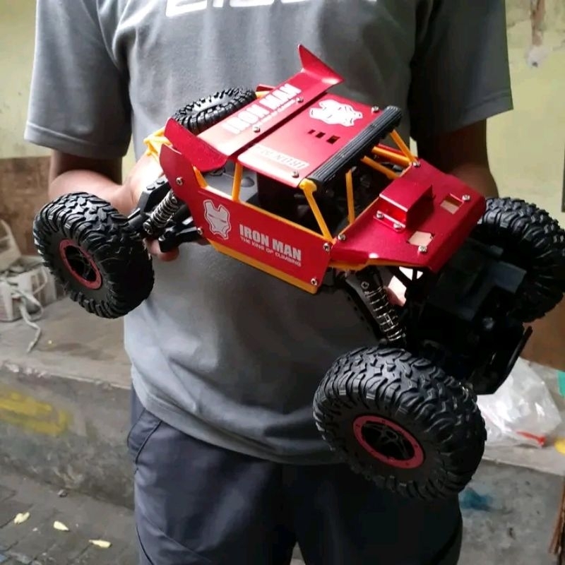 mainan mobil remot rc rock crawler 4x4 body metal alloy batre cash ukuran besar signal 2.4ghz bisa buat lomba cocok buat mainan anak mainan koleksi keluarga set kado anak bisa bayar di tempat