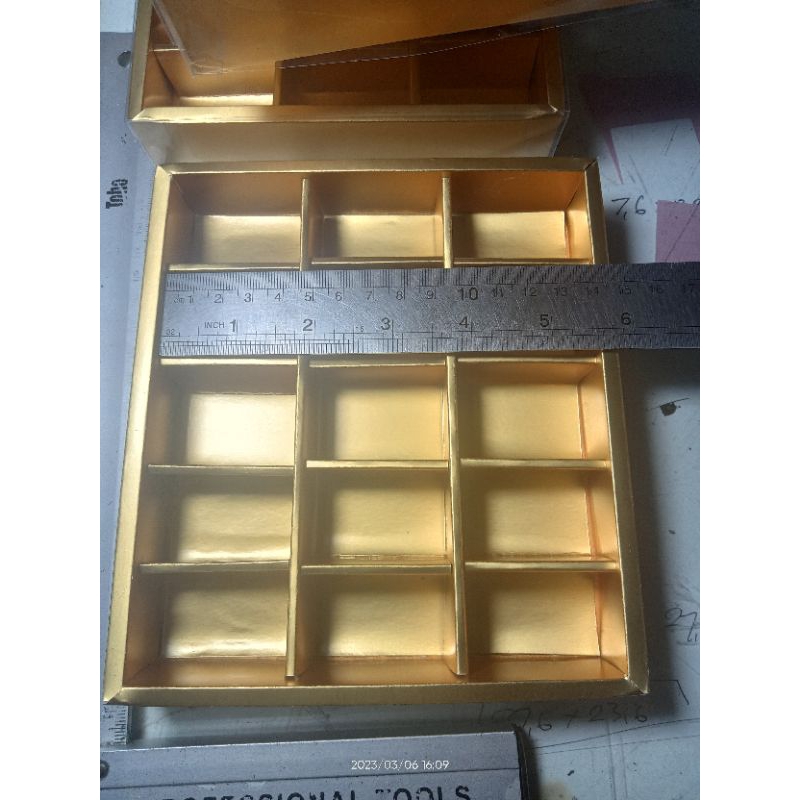 

bok sekat 15 (kurcok 3 x 4,5 cm persekat dan tinggi box 3 cm)