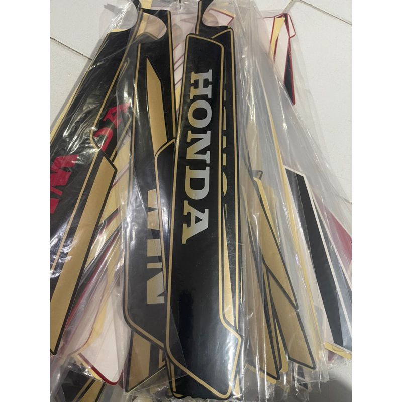 STIKER STRIPING MOTOR WIN 1984 HITAM LIS GOLD