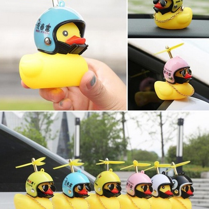 Bebek Helm Berbaling / Pajangan Untuk Mobil Sepeda Motor Helm / Mainan Bebek Hiasan Mobil / Mainan Pajangan Dashboard Mobil  / Mainan Anak Bebek Bebekan