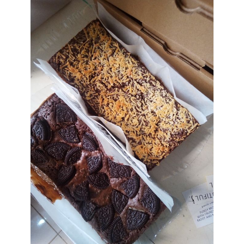 

Fudgy Brownies 2 varian topping