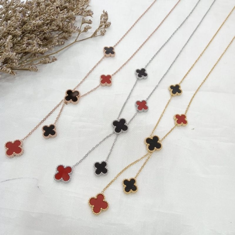 kalung titanium bunga 3 clover hitam 2 clover merah