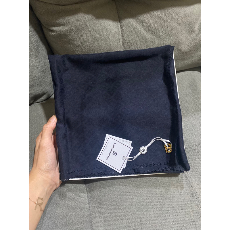 Buttonscarves Tapis Embossed Navy