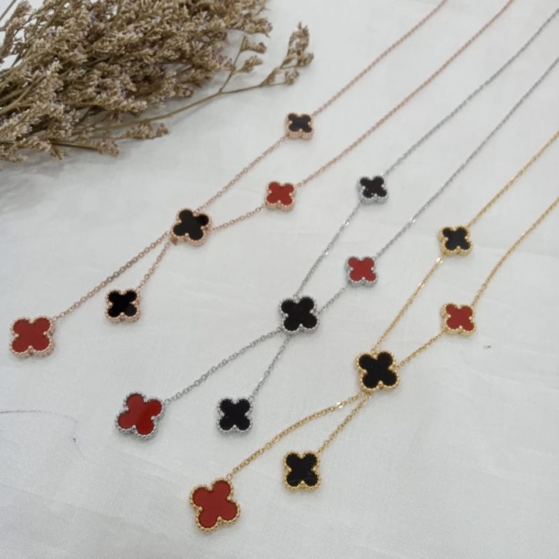 kalung titanium bunga 3 clover hitam 2 clover merah