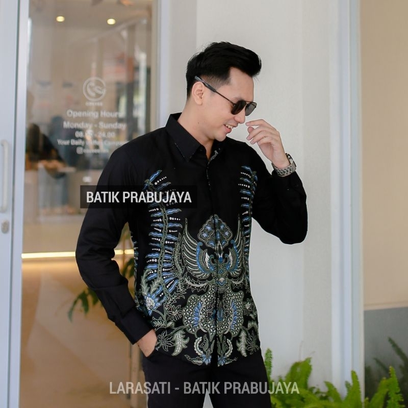 LARASATI Kemeja Batik Pria Modern Slimfit Premium Dewasa Lengan Panjang Full Furing - Baju Hem Batik Pria Slim fit Hitam Cowok Kondangan Pesta Kerja