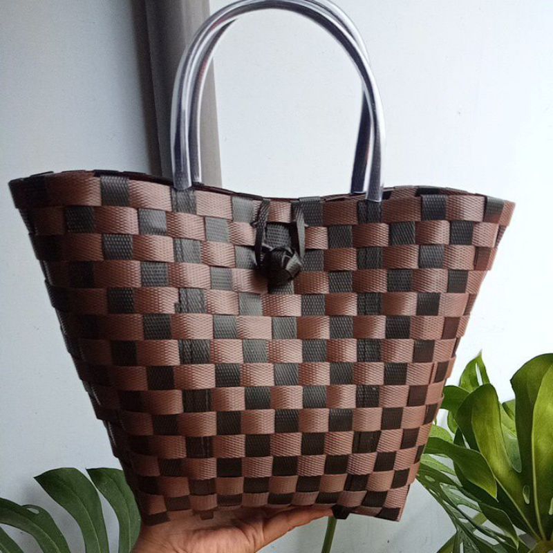 tas anyam motif kotak