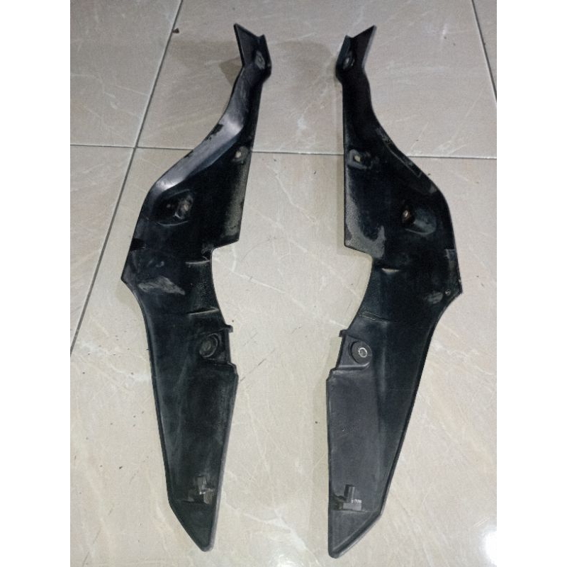 COVER SAMBUNGAN BODY BELAKANG YAMAHA JUPITER Z1 ORI 1YD