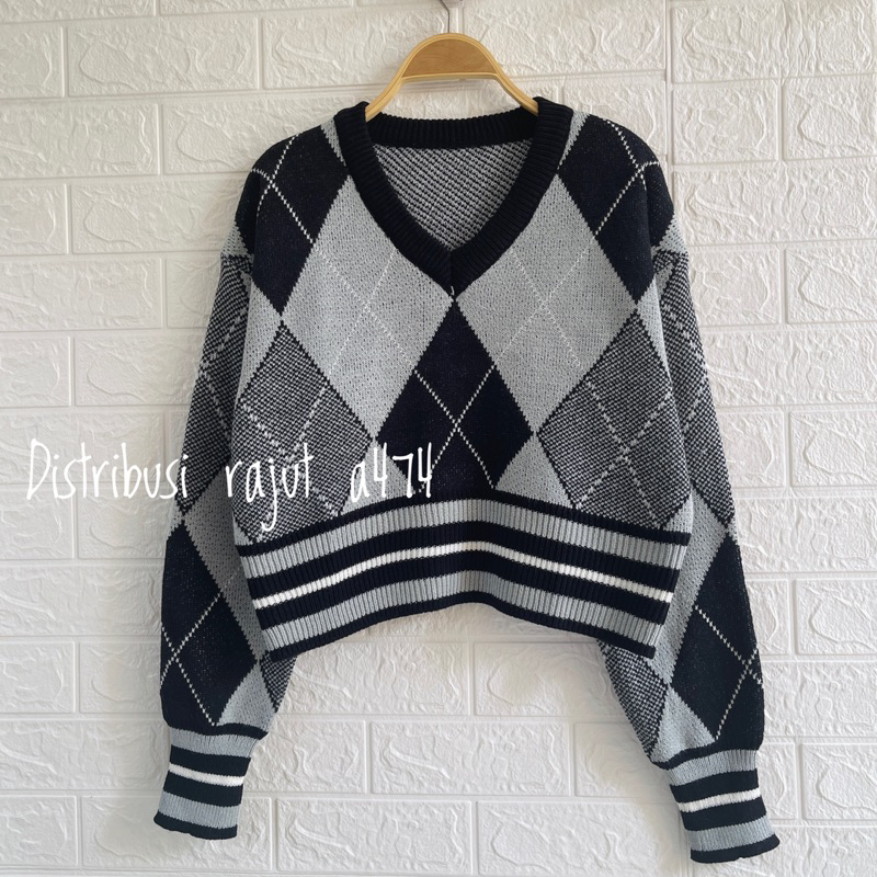 MUARA SWEATER RAJUT STRIPPY KOREA MOTIF KETUPAT KERAH V ATASAN WANITA LENGAN PANJANG