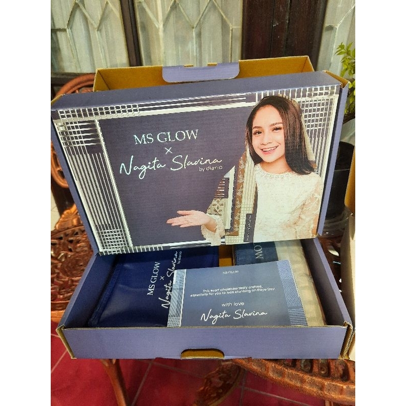 Jilbab segi empat Nagita Slavina X Ms Glow biru tanpa kosmetik