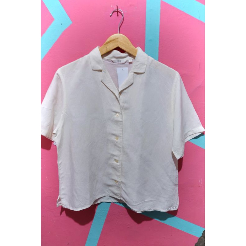 uniqlo kemeja lengan pendek putih bw