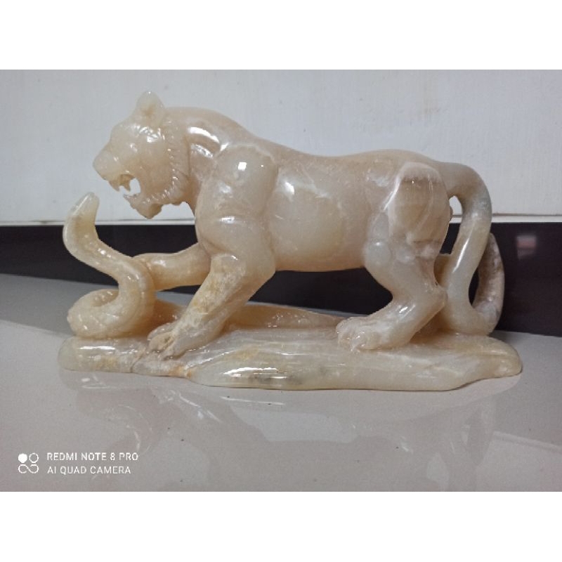 Patung harimau ular cobra