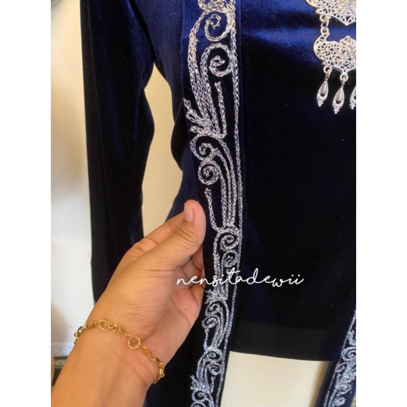 Kebaya Bordir Panjang, Model Kutubaru - Warna Navy (Bordir Silver)