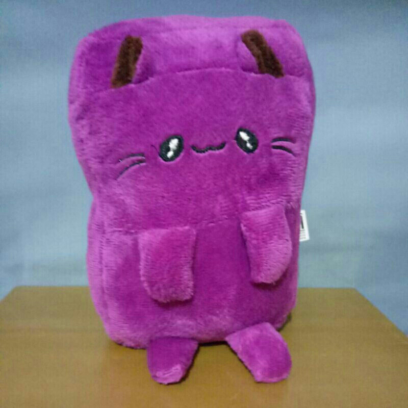 Boneka kucing kotak ungu tua